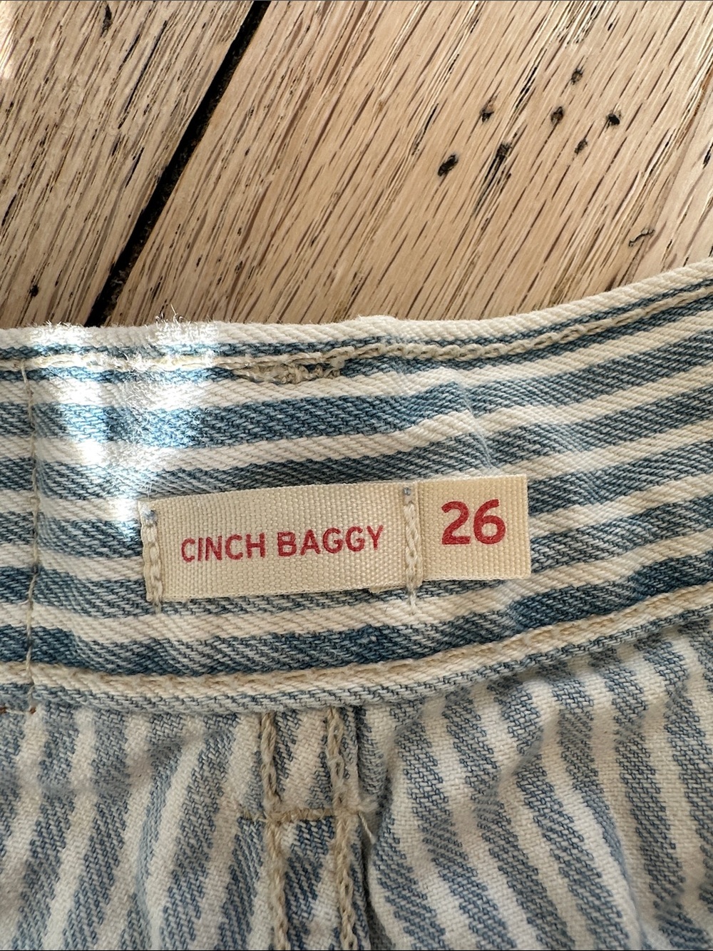 Levi's High-Rise Cinch Baggy Wide-Leg Jeans - Light Blue & White Stripes - Picture 4 of 10